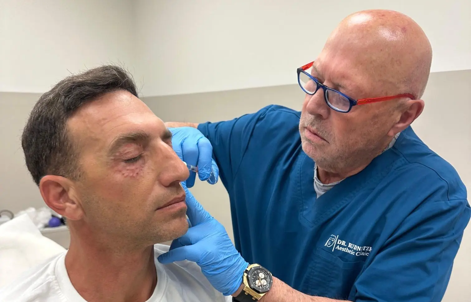 ד"ר עודד רודניצקי מבצע טיפול הזרקת זרע סלמון (פולינוקלאוטידים) לאזור העיניים של מטופל